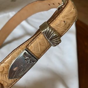 Justin size 28 womens belt, tan